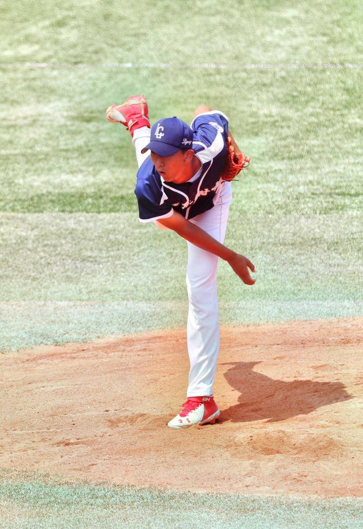 郑子健投出自己最擅长的变化球在一次又一次的挥棒,接球,跑垒中