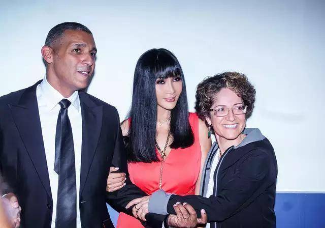 52岁歌手张咪助阵加拿大老公竞选,有望成温哥华首位华裔市长夫人_毛宁