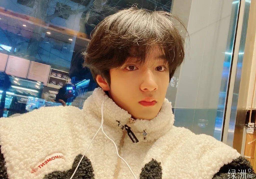 值得一提的是,私生饭艾特的男偶像是tfboys的师弟刘耀文,而且还是一个