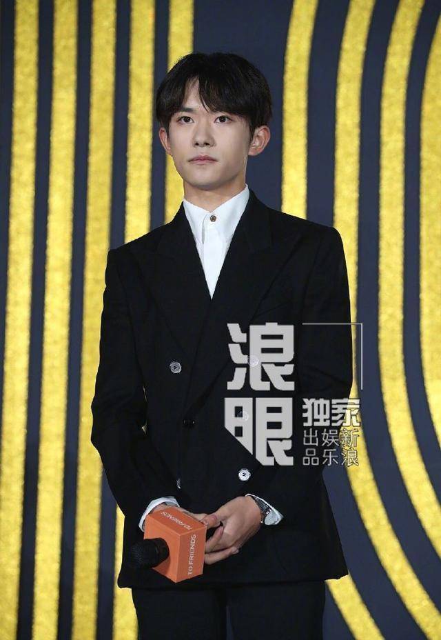 这么一看王俊凯真的好优越,个子又长高了,身高腿长脸精致,少年感和