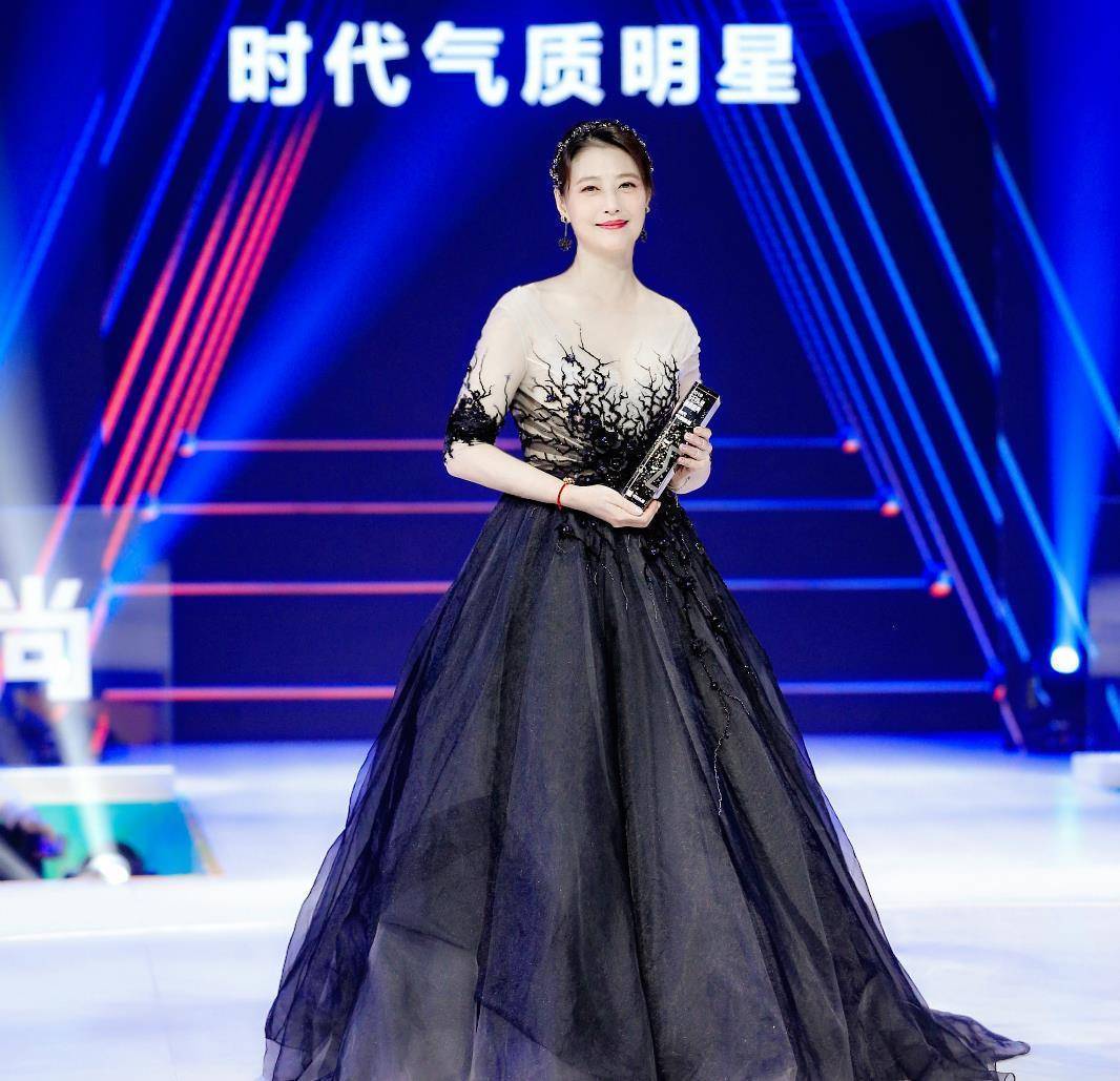 53岁周海媚穿搭惊艳,穿抹胸裙细腰很吸睛,美人虽迟暮却风韵依旧_天后