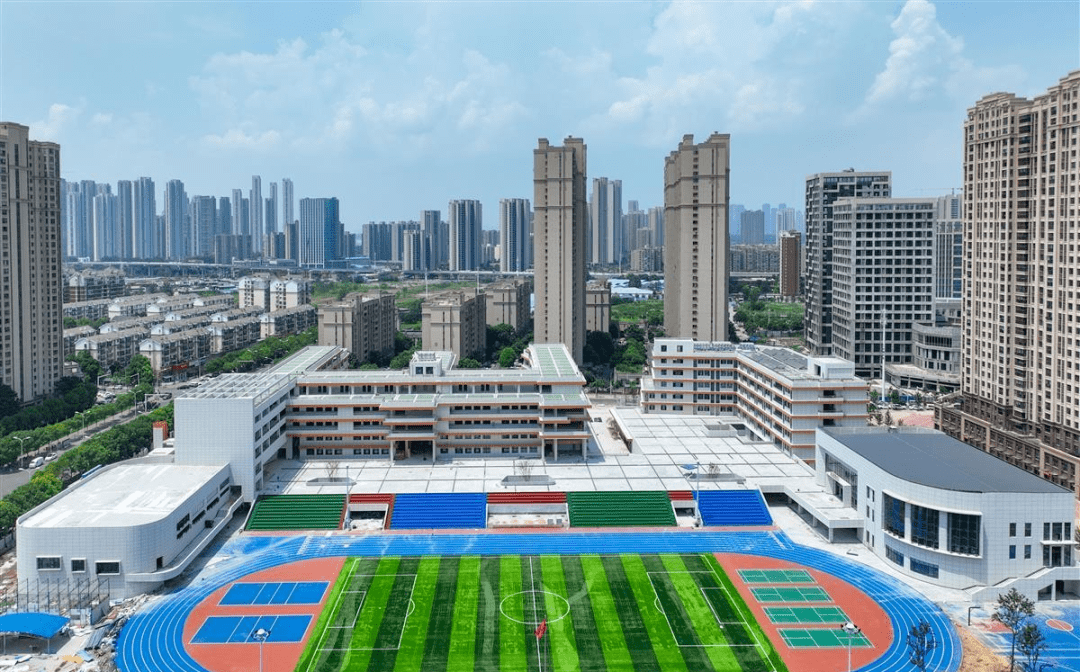 8月12日,俯瞰位于武汉市洪山区白沙四路与光霞西路交会处的长虹中学