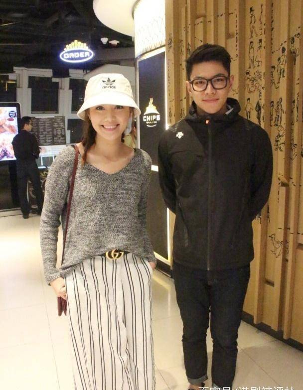 一脸愁容独自逛街,不畏寒冬仍短裤上阵_汤洛雯_罗天宇_事业