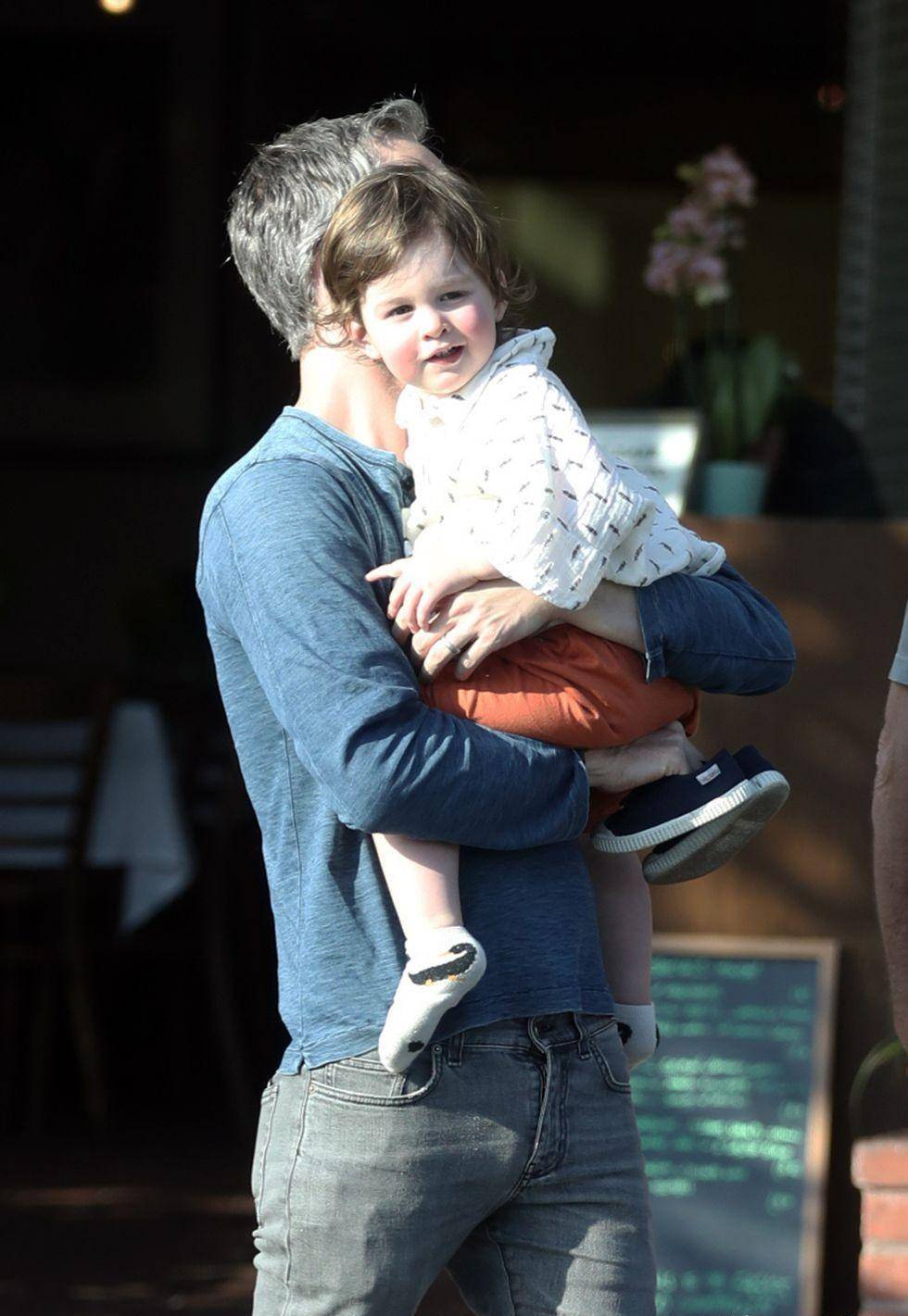 安海瑟薇全家穿亲子装出游去,宝贝儿子圆滚滚超q脸蛋像个洋娃娃_安妮