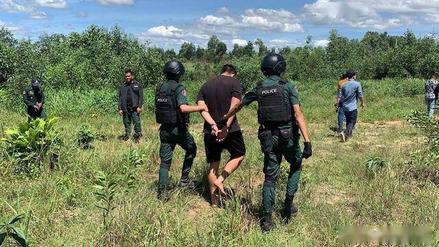 在柬埔寨绑架勒索同胞100万美金,2名男子被抓_嫌犯_警方_汽车