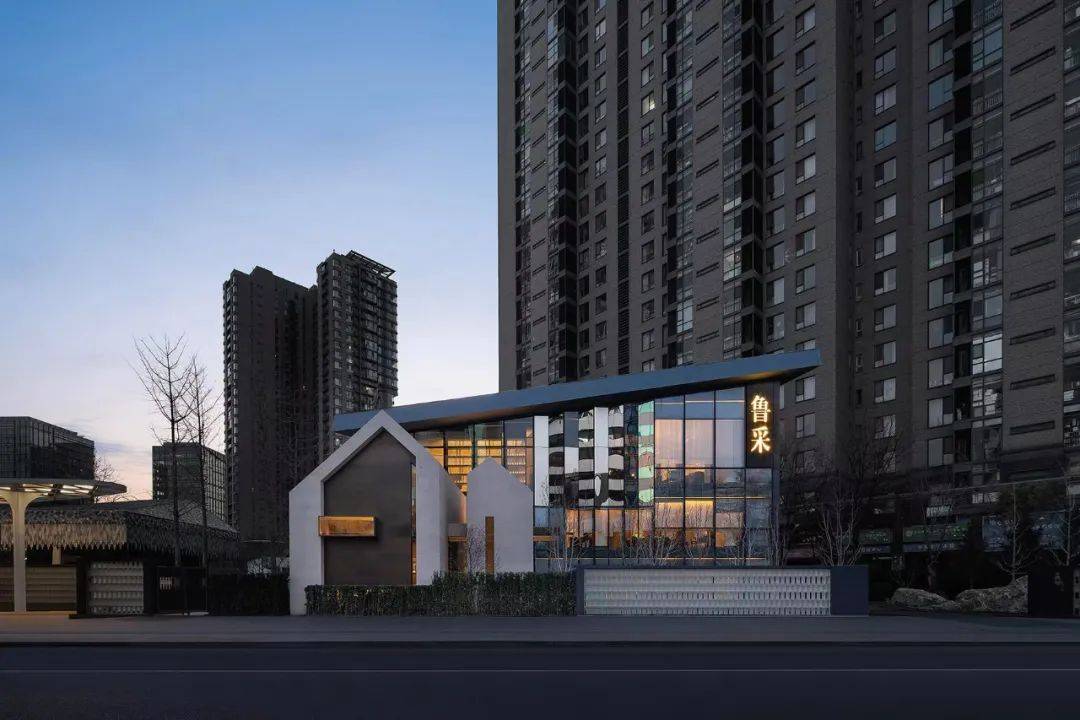 鲁采lu style(三元桥店)位于凤凰商街西口的独门别栋中,闹中取静.