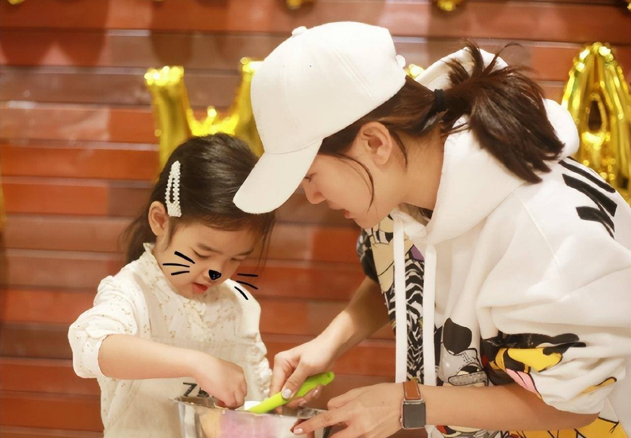 聂远单手抱女儿还原4年前温情瞬间,天天长相像爸爸,清秀漂亮_谢天华