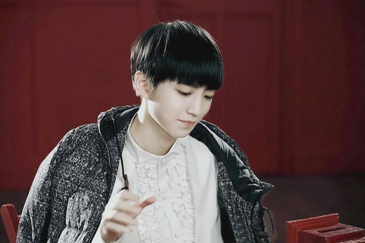 王俊凯恋情瓜细节疑似实锤,与素人后台合照,被质疑私联富婆粉丝_同学