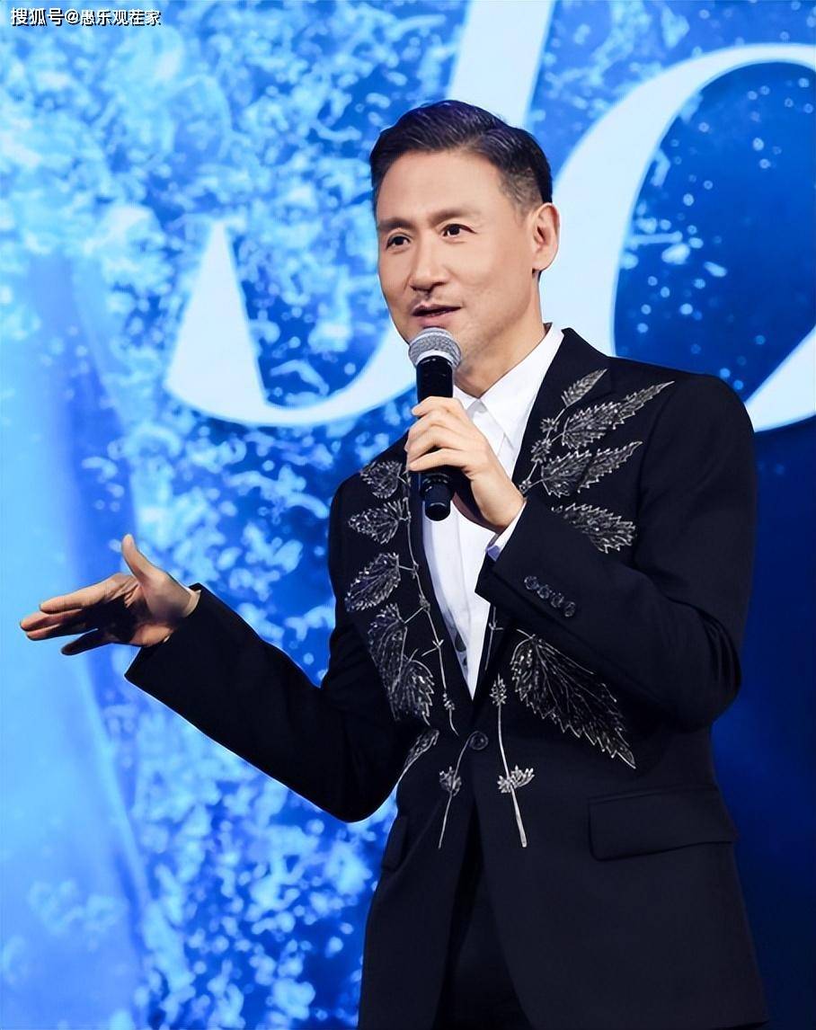 62岁张学友演唱会摔倒,本人回应身体状况,却被嘲年纪大还来圈钱