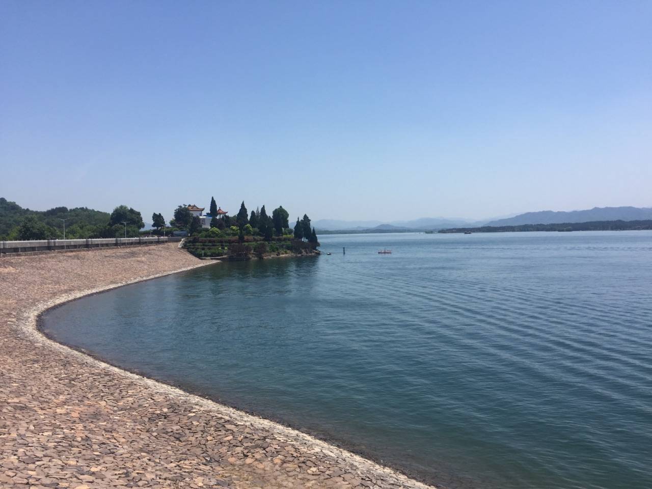 安徽一座以湖泊和佛文化为主题的风景名胜区,是最大的淡水湖之一