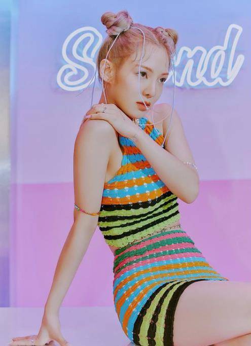 少女时代孝渊在老板李秀满身边翩翩起舞,可爱笑容太疗愈!