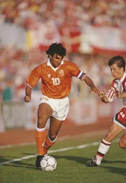 德国队10号托马斯·多尔,此时正在拉齐奥效力,身价折合欧元750万.