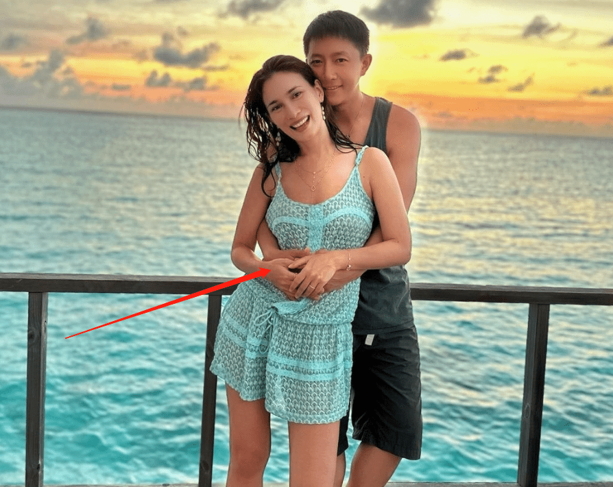 只见卢靖姗站在甲板上,身穿一件连体镂空蓝色泳衣,脚上是一双非常简约