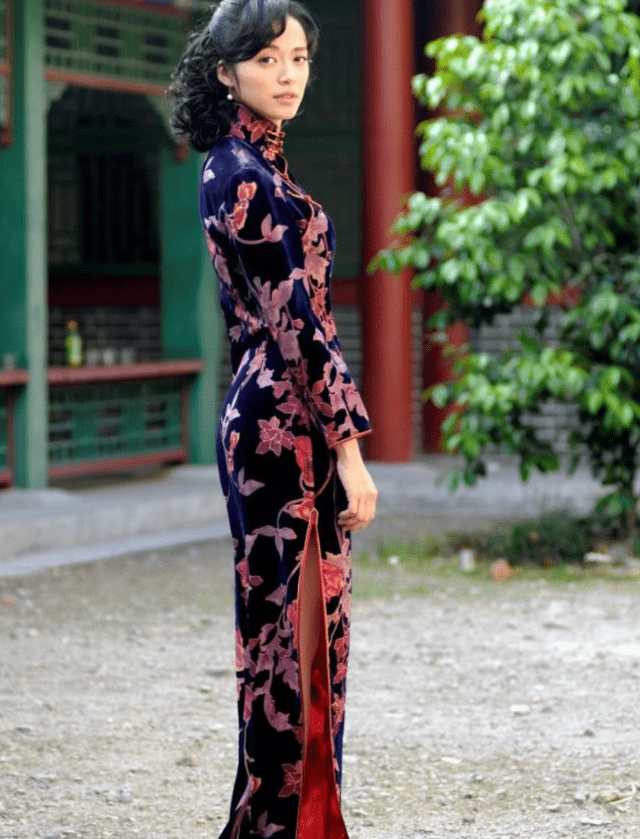 《潜行者》:41岁万茜对比40岁蒋欣,差距一目了然,导演太「厚此薄彼」