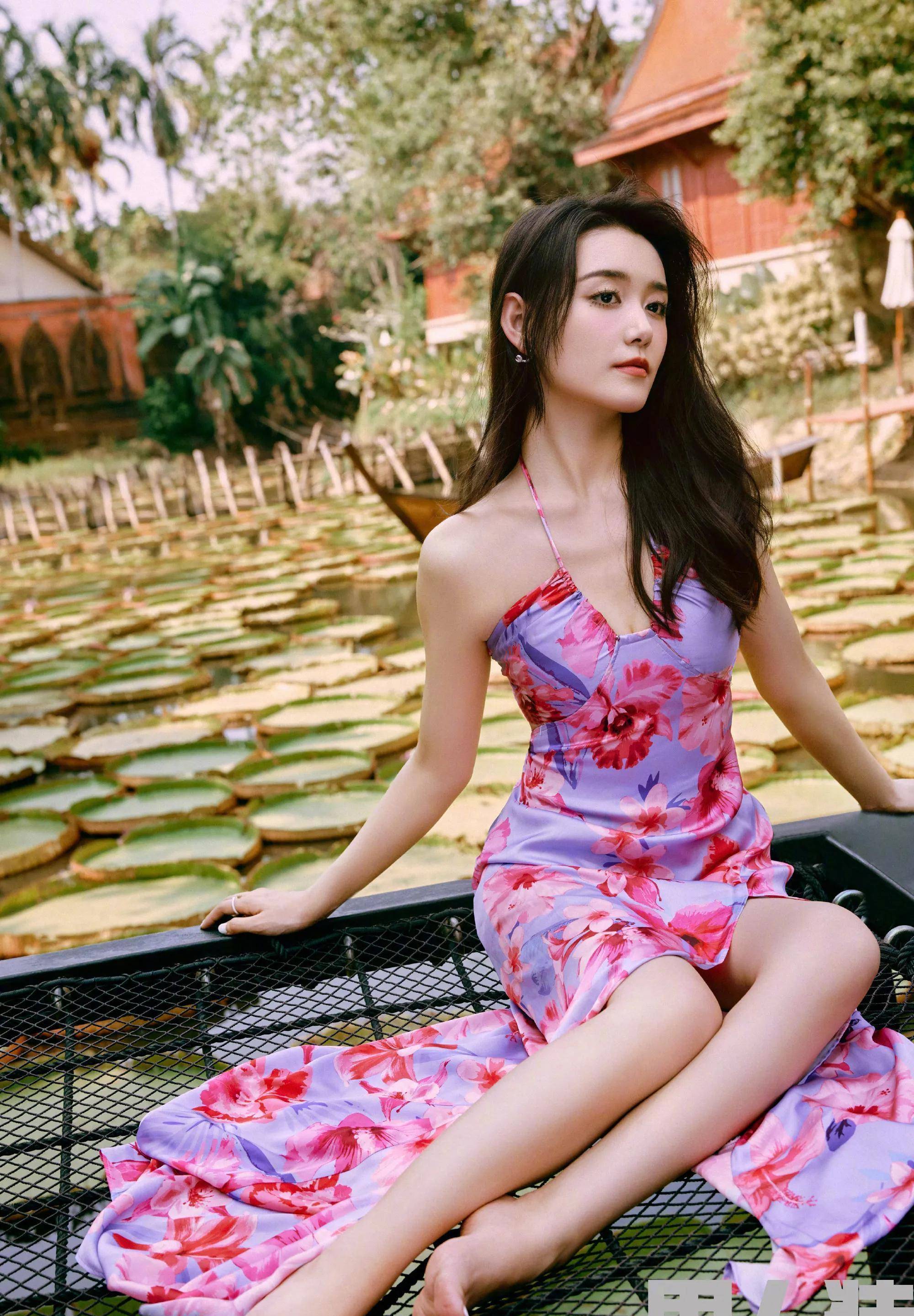 蒋依依《男人装》大片520身穿粉色贝壳上衣和超短火辣裙尽显少女性感