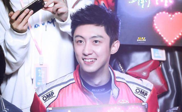 《爱情高级定制》的时候,似乎黄景瑜占了上风,不过,迪丽热巴和邓伦