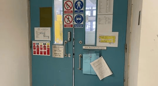 后,离开实验室,导致一个装有非常高浓度的氢化钠的双磨口圆底烧瓶炸开