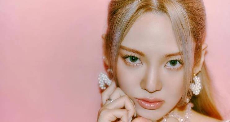 少女时代孝渊在老板李秀满身边翩翩起舞,可爱笑容太疗愈!