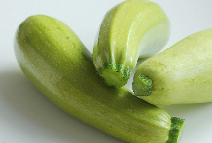 很好吃呢,特别是家里老人包的西葫水饺,味道特别好,只不过西芦水分多