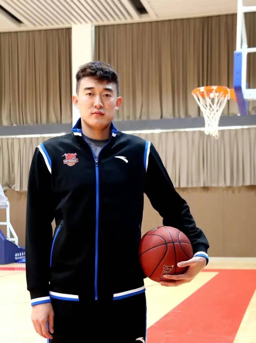 10司职 前锋体重 85kg身高 200cm李明皓(1992年3月出生)李明皓号