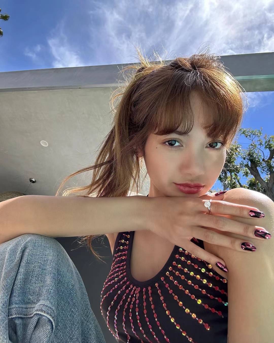 lisa晒最新火辣美照,故意露出闪闪大钻戒,疑似回应恋情传闻_公子_lv