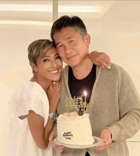 梁朝伟私生子风波后首露面,与富婆喝酒聚会心情好,刘嘉玲未陪同_程潇