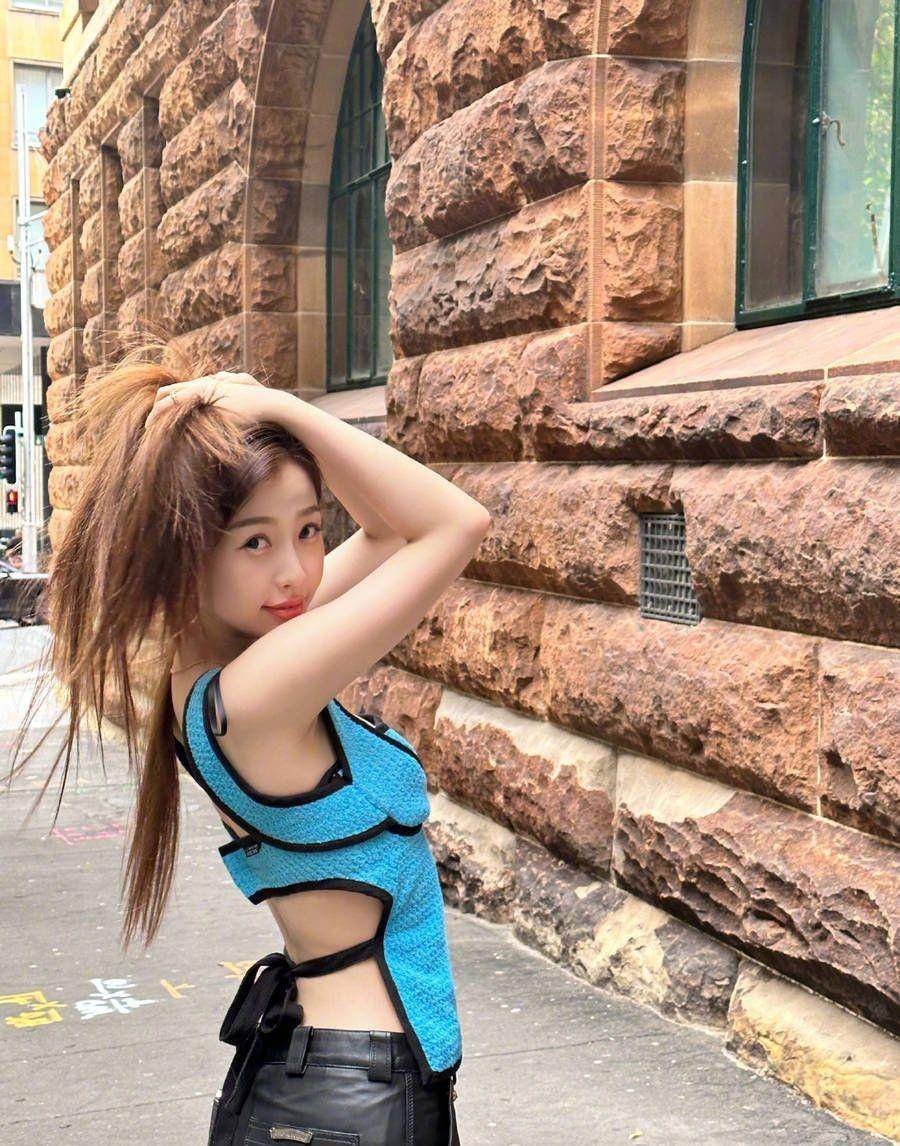 虞书欣悉尼街头秀海蓝背心,美背美腰,惊艳全场!_感觉_魅力_风格