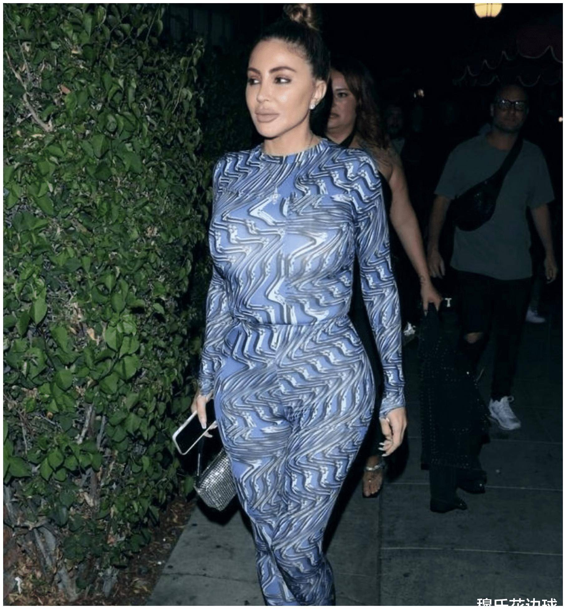 而且拉尔萨经常穿着紧身衣出现在公众场合,看起来就像是穿了紧身裤的