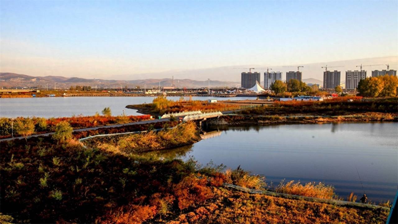 尤其是鸡西市的兴凯湖,珍宝岛,神顶峰,月牙湖等众多优秀景点景区,更是