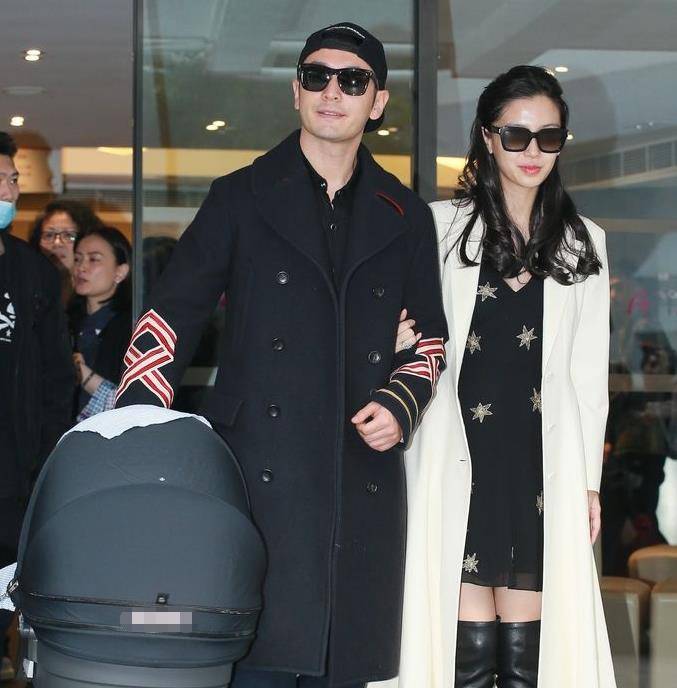 不受黄晓明想要女儿影响,baby带儿子出游,小海绵撒娇牵手更粘妈_妈妈