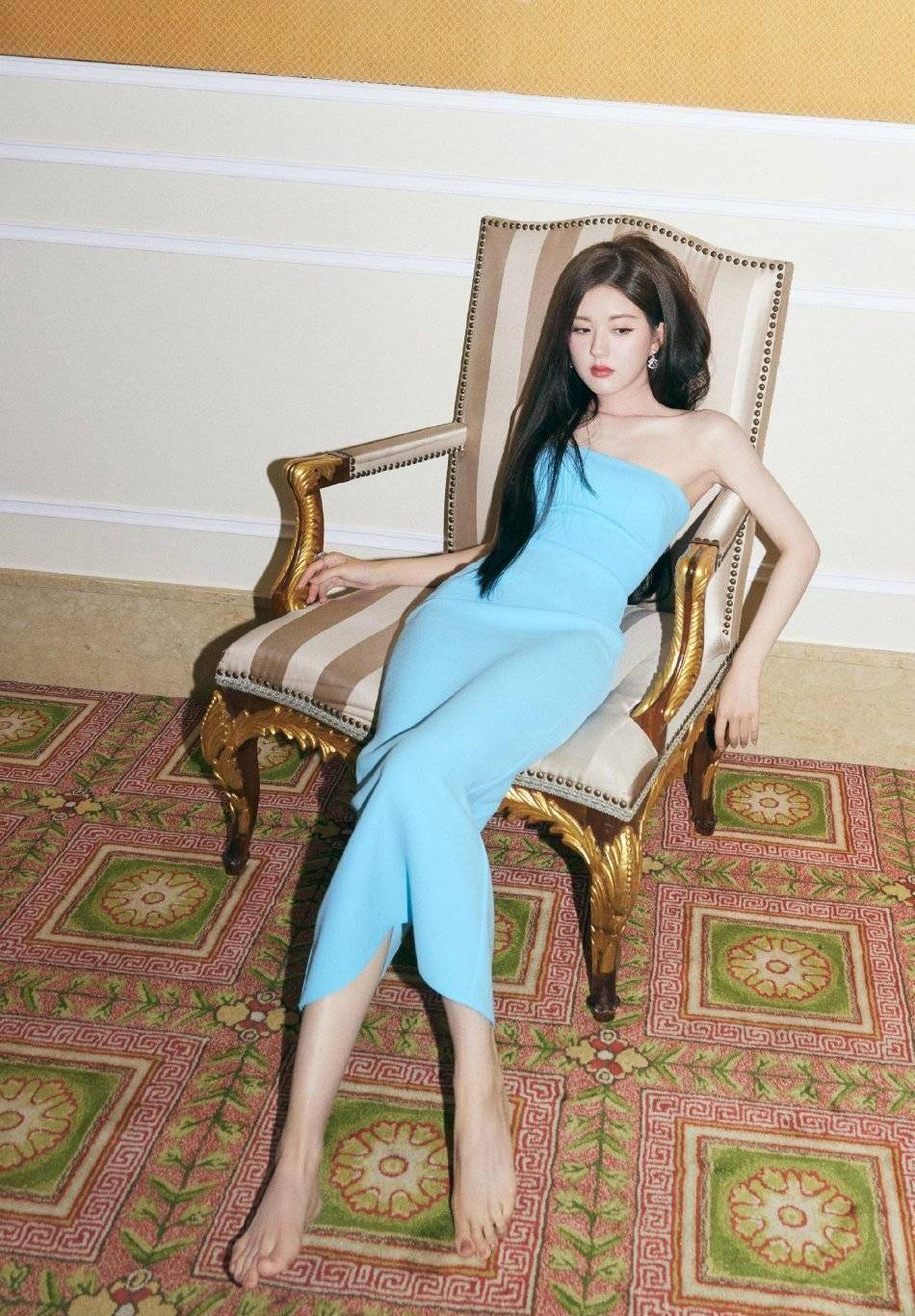 照片中,赵露思身穿蓝色日式抹身材,白玉足伸出裙外,优雅地躺在躺椅上.