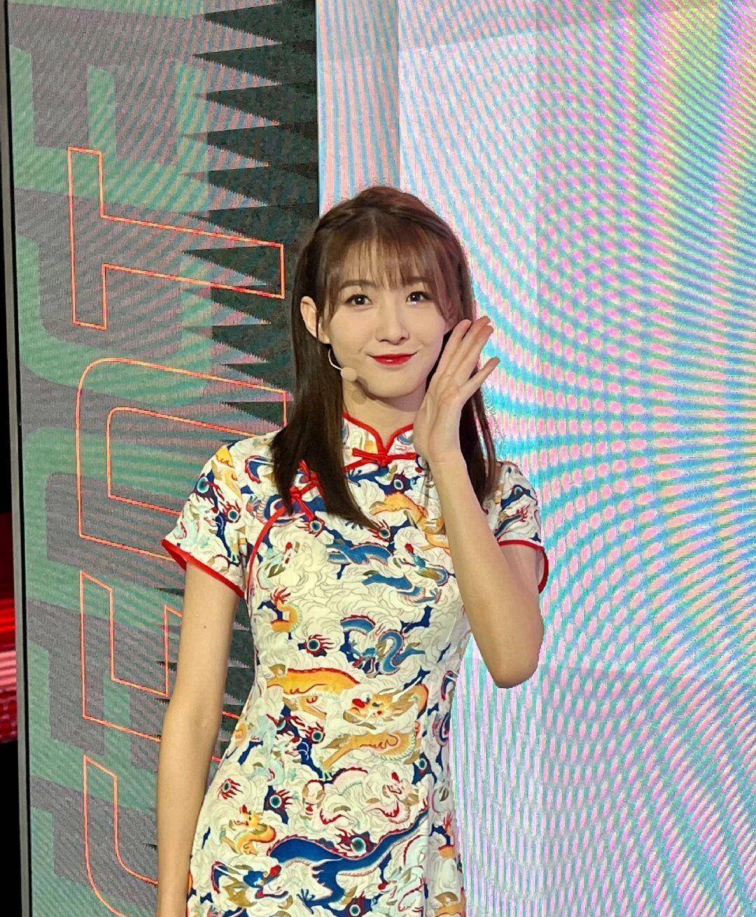 她是腾讯nba女主播一姐,雪儿身材时尚,颜值智慧并重,不输名模_解说