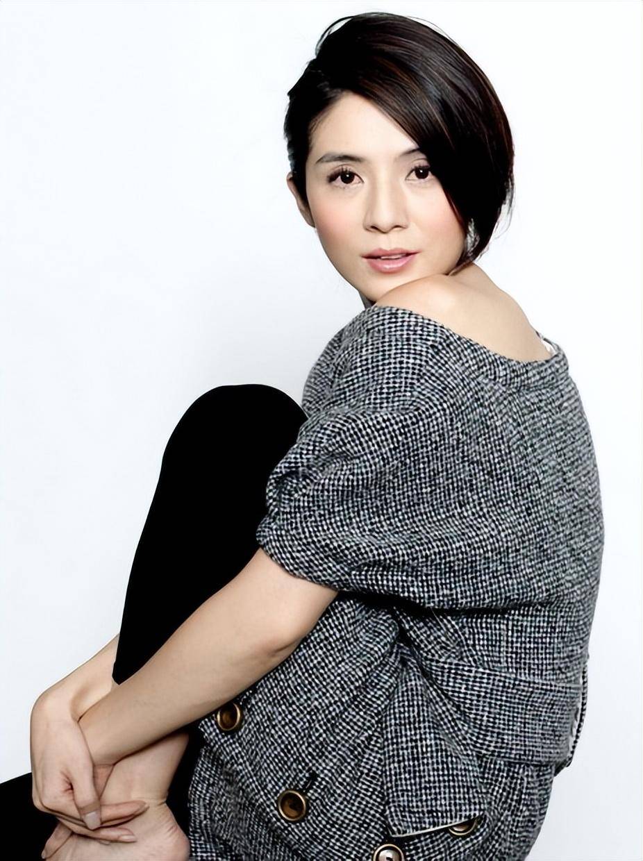 杨采妮一家四口甜蜜合体,居家造型十分温柔,保养超好如年轻少女_休闲