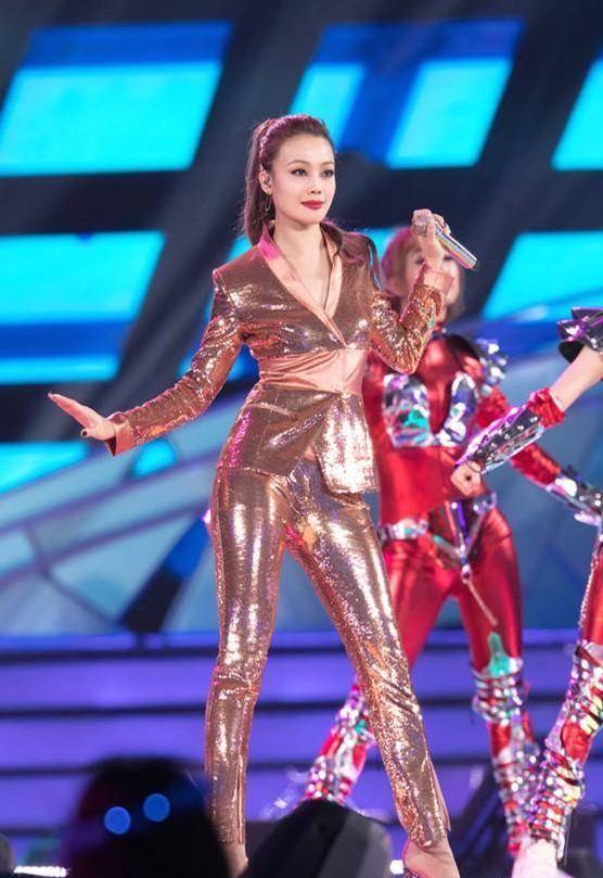 15岁太丑被退圈,30岁超越梅艳芳为歌坛天后 容祖儿如何逆袭_罗文