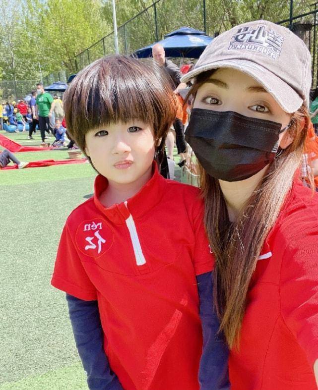 麦迪娜与儿子丹尼尔在学校操场合照.