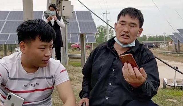 大衣哥近况落魄?穿汗衫捡树枝,粉丝送两箱茅台被拒绝_生活_人生_舞台