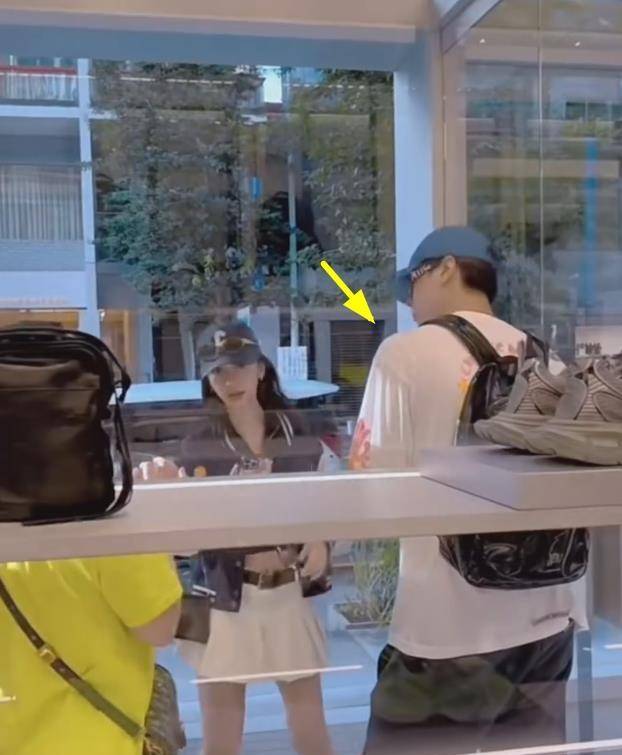 angelababy的弟弟杨帆比他的姐姐小7岁.