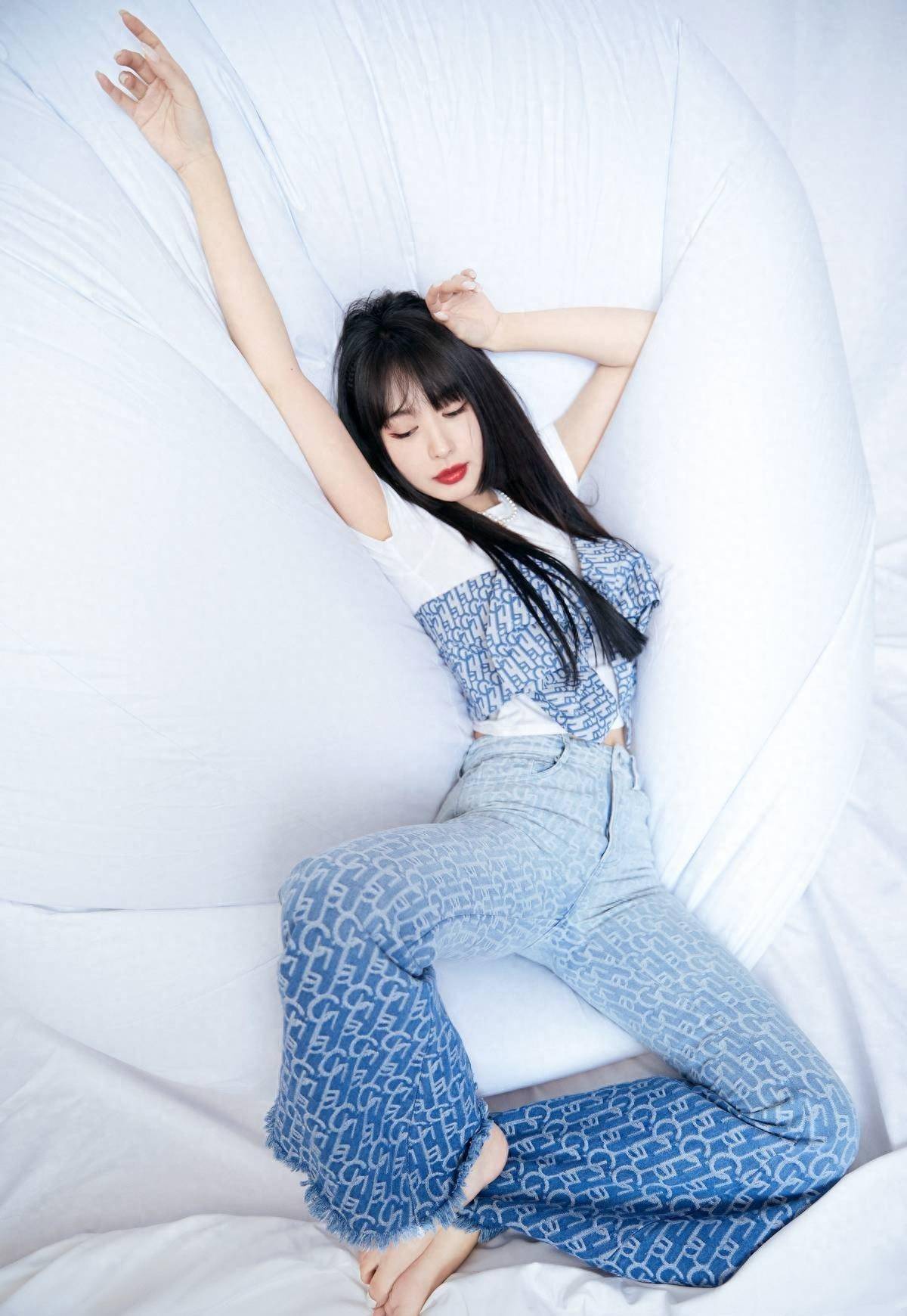 翻红的李菲儿真敢穿裙子抹身材还不够身材前还要剪一刀