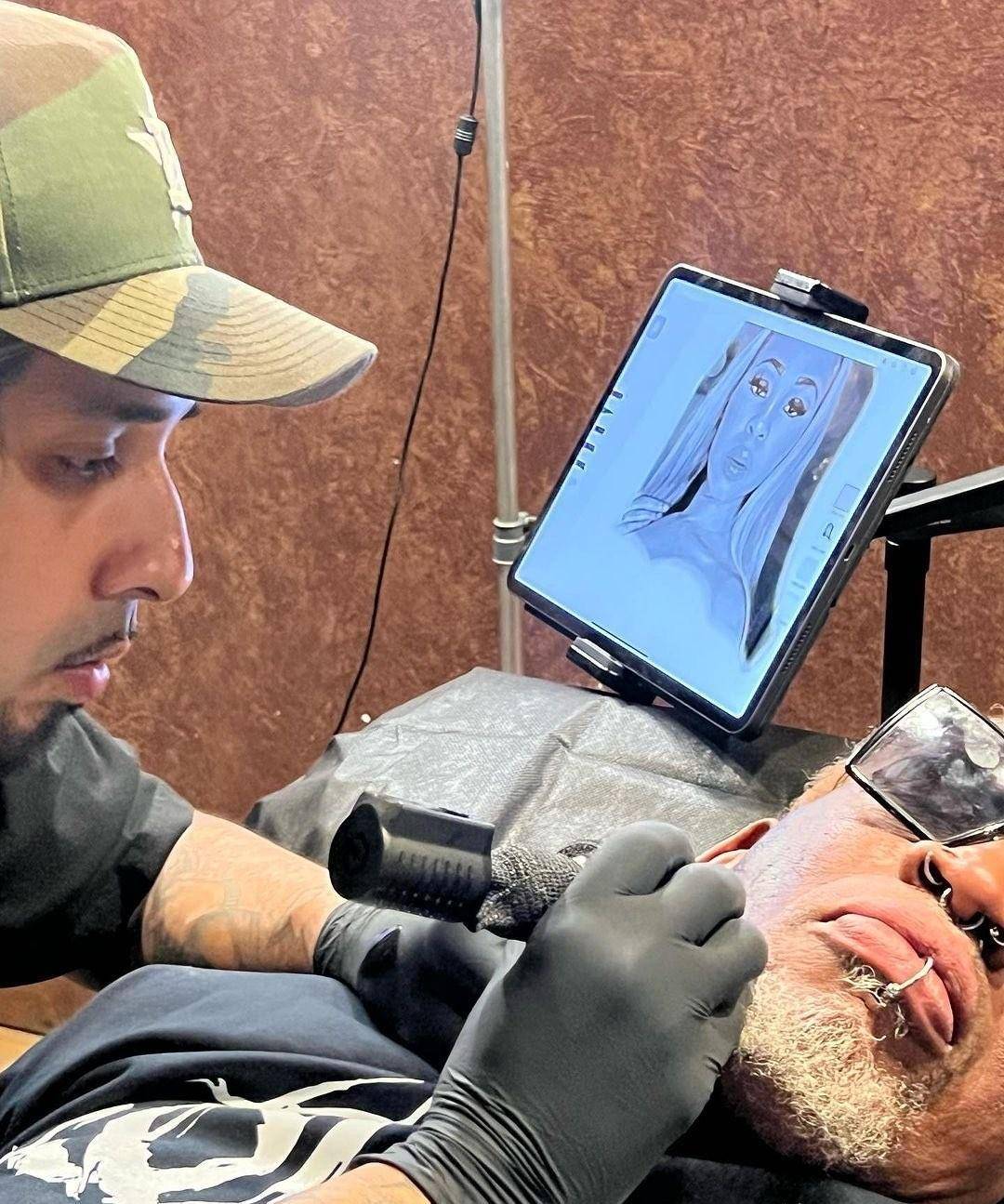 是的,两人如若分手,罗德曼脸上的纹身肯定洗不干净,坚持去洗的话,也