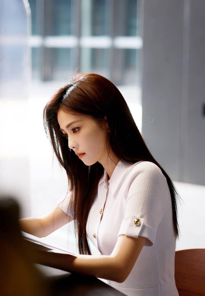 白鹿清爽简约的纯白连衣裙,黑长直发尽显神仙风范