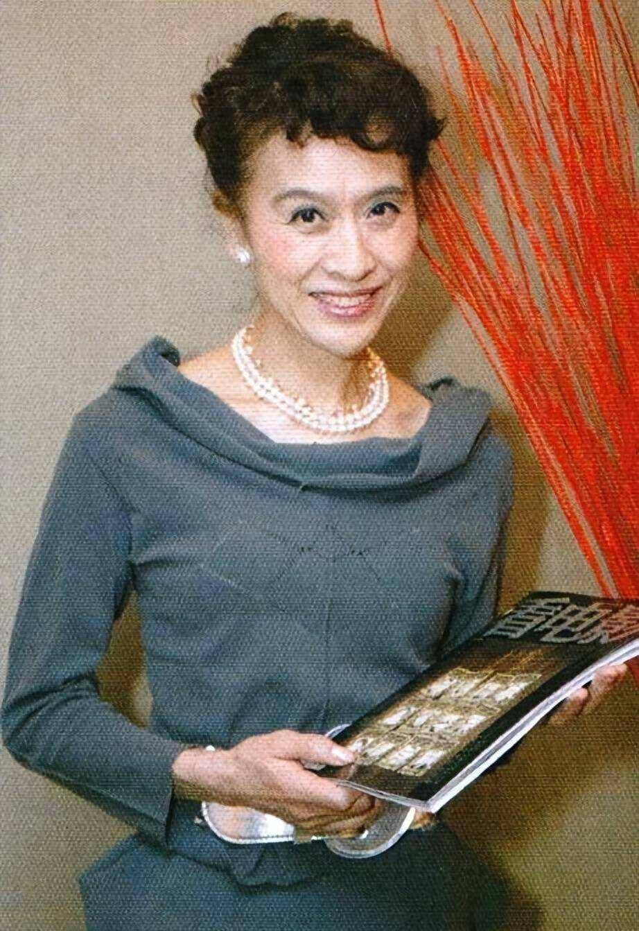 "不老女神"栗原小卷:78岁爱烫卷发,穿套装戴珍珠,好优雅_西装_显得