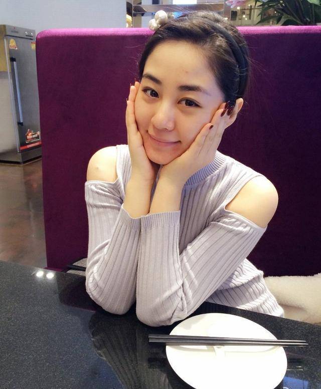 大长腿实力抢镜,嫁豪门6年生俩娃的毕畅,也难逃"七年之痒"?