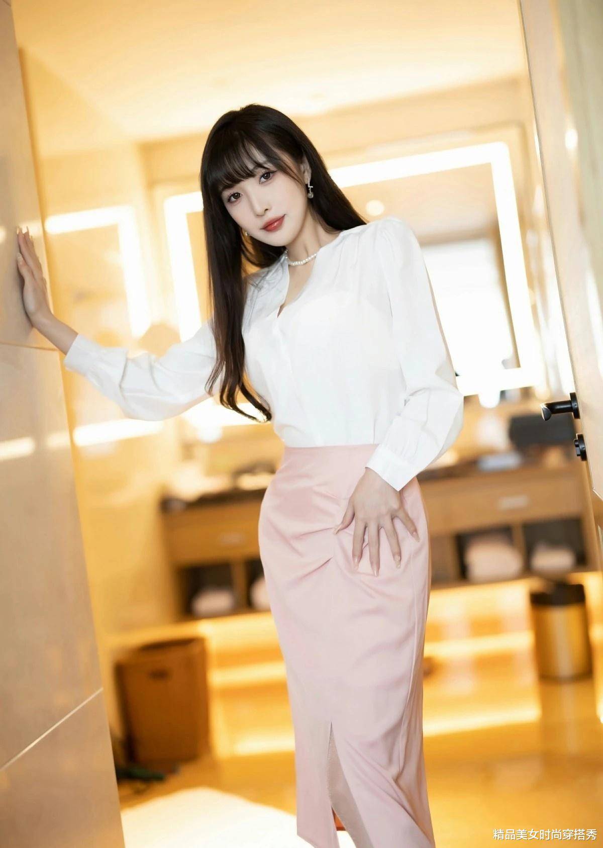 穿白色无领衬衫配粉色长裙端庄大方,优雅迷人美女_女性_姐姐_高跟鞋