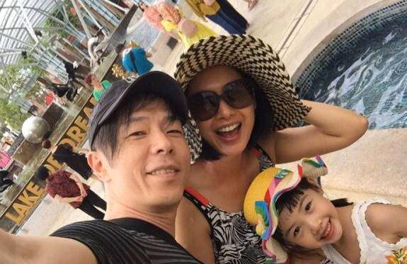 朱茵带女儿游玩,女儿正脸颜值惹争议,网友:没遗传好_黄贯中_照片_影响