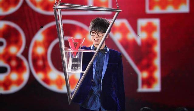 从快男冠军到90后华语一哥,他仅用5年,这个音乐才子却被骂巨婴_华晨宇
