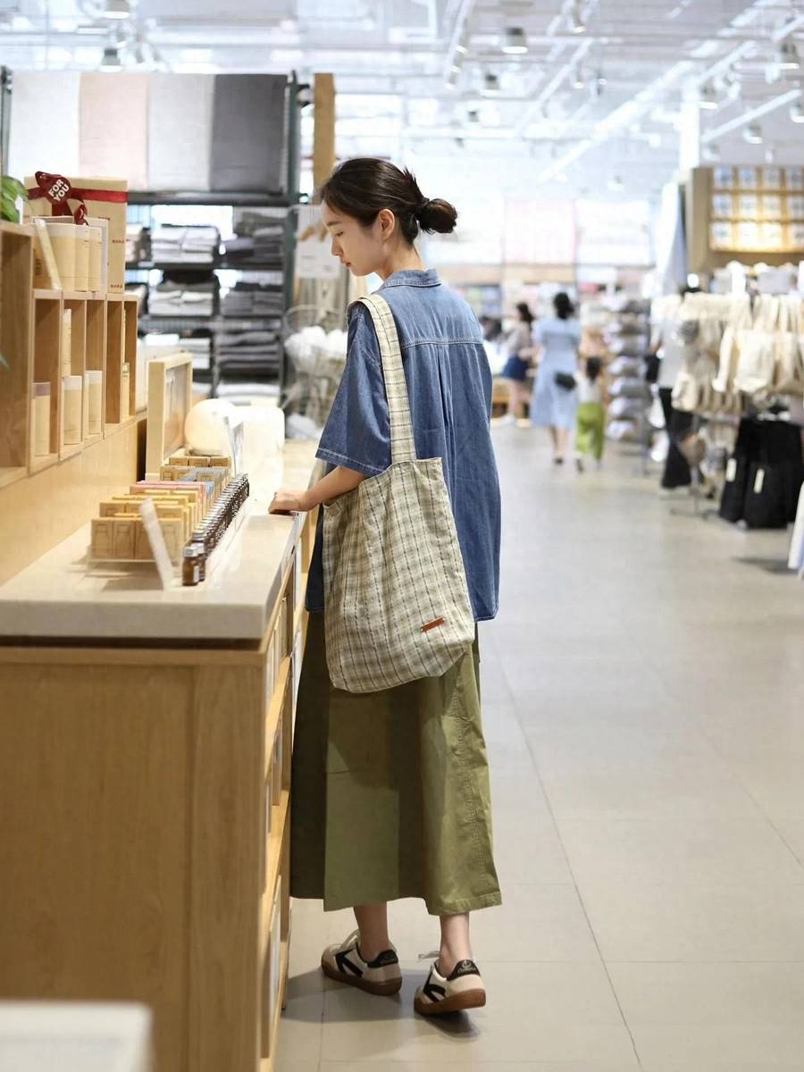 80后辣妈商场街拍火了!