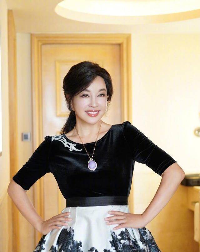 刘亦菲近照发福严重,路人镜头下的她胖成中年大妈,这脸真圆!