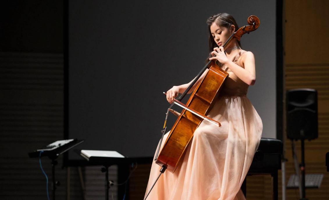 而欧阳娜娜五岁半开始学钢琴,六岁学习大提琴,并在十岁时获得电视节目