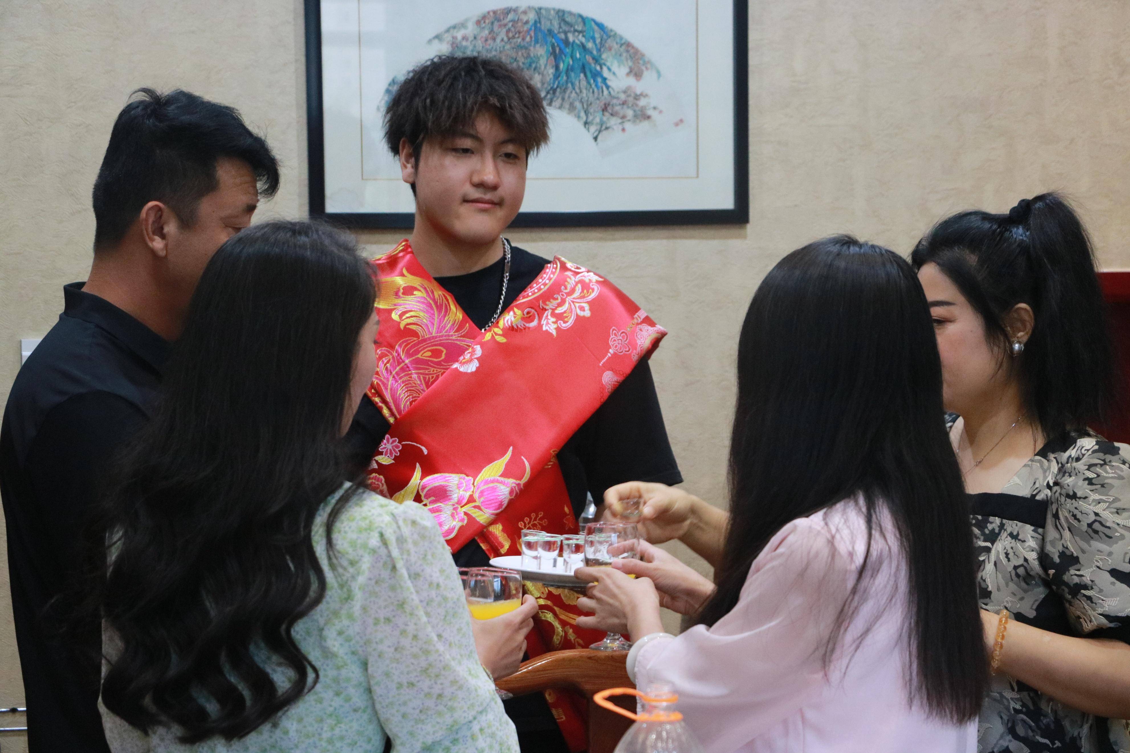 【金榜题名】宝剑锋从磨砺出,梅花香自苦寒来——张晟同学升学宴_父母