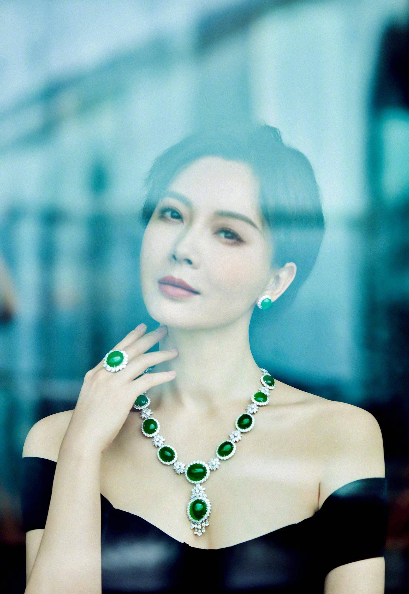 这里反而显得少女气了一些,让陈数的年龄感骤减,看起来是柔和又不乏